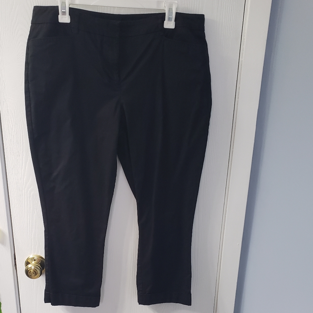 7th Avenue New York & Company Black Capris / Crops